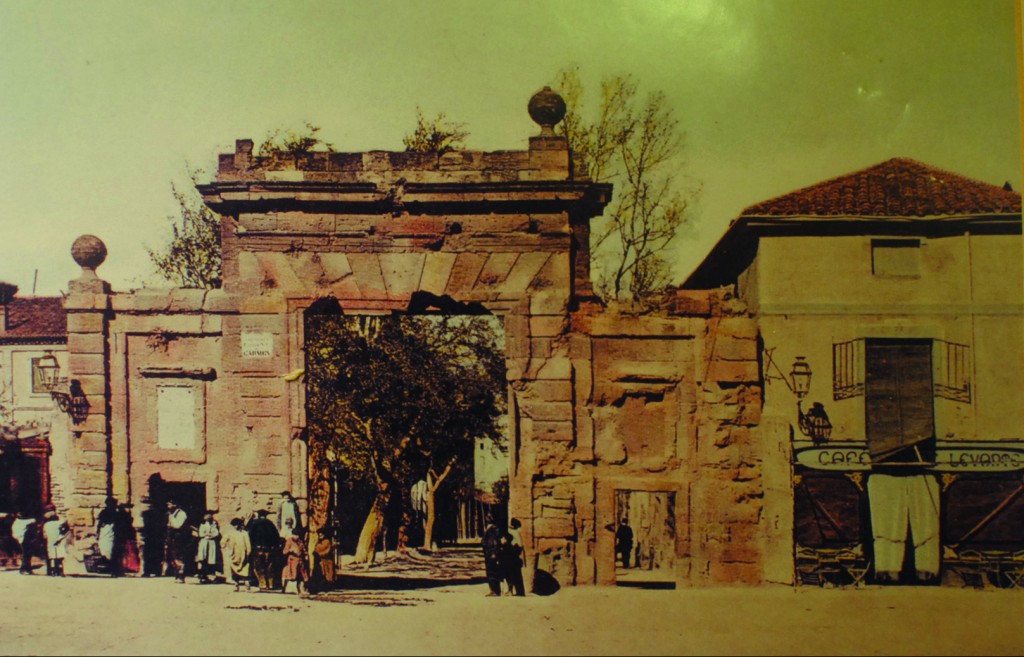 El Café de Levante, a la derecha de la imagen, estaba adosado a la Puerta del Carmen, salida de la ciudad hacia Valencia, de ahí su nombre.