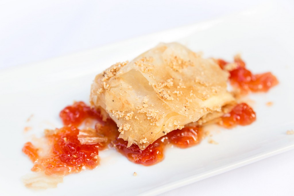 Saquito crujiente de avellanas relleno de queso con tartar de longaniza del Pirineo sobre mermelada de tomate. Foto: Mimu Fotografía