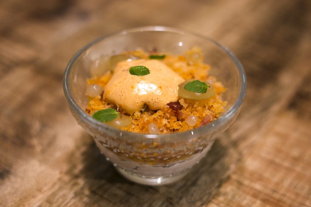 La Bocca: Migas crujientes, con crema untuosa de torreznos,espuma de pimentón y caviar de moscatel