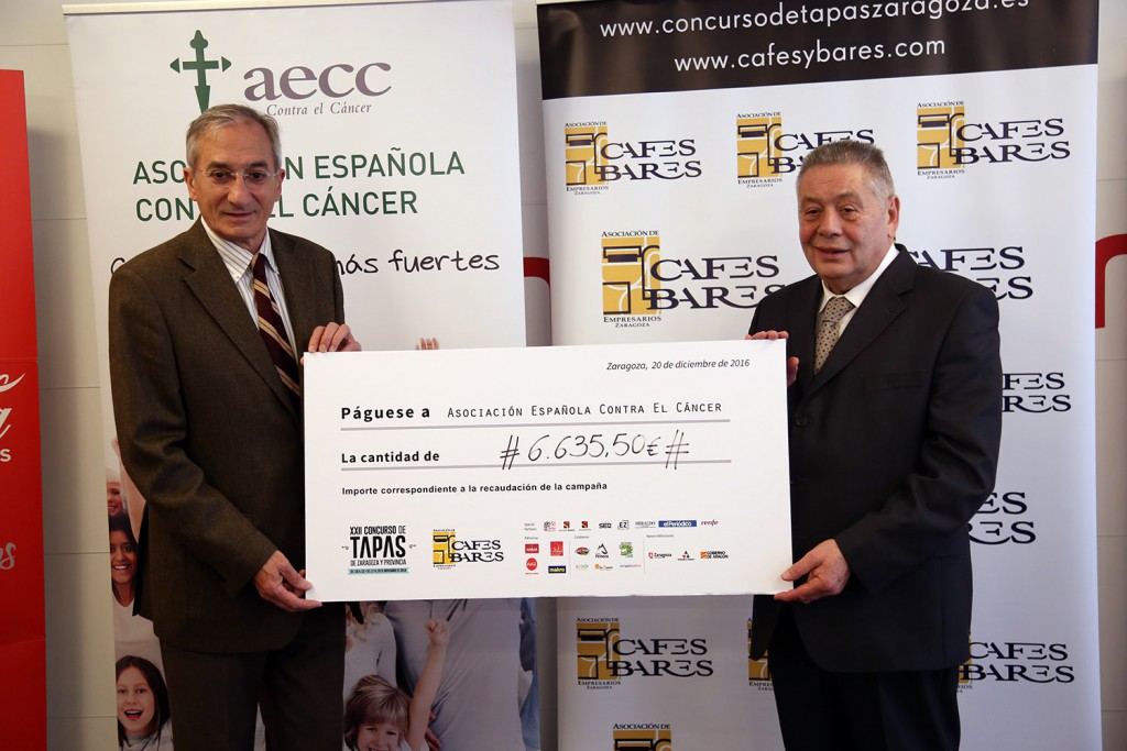 Cafés y Bares entrega el cheque a la AECC con el dinero recaudado