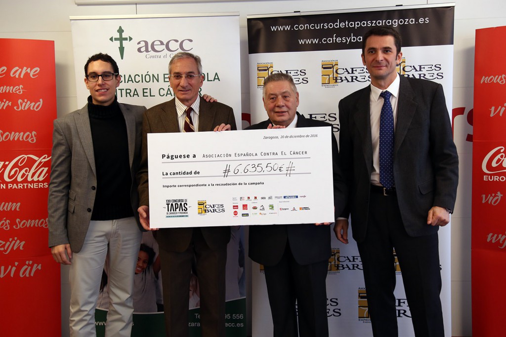Cafés y Bares entrega el cheque a la AECC con el dinero recaudado