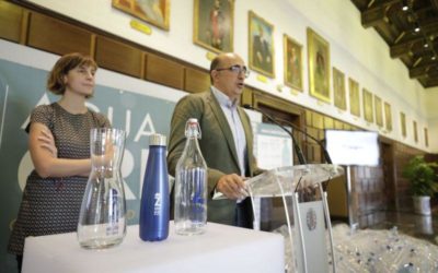 Botellas, cantimploras y decantadores solidarios para animar al consumo del agua del grifo