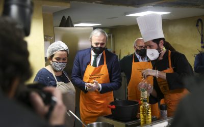 El alcalde de Zaragoza visita el centro de formación de Cafés y Bares y muestra su apoyo al sector hostelero